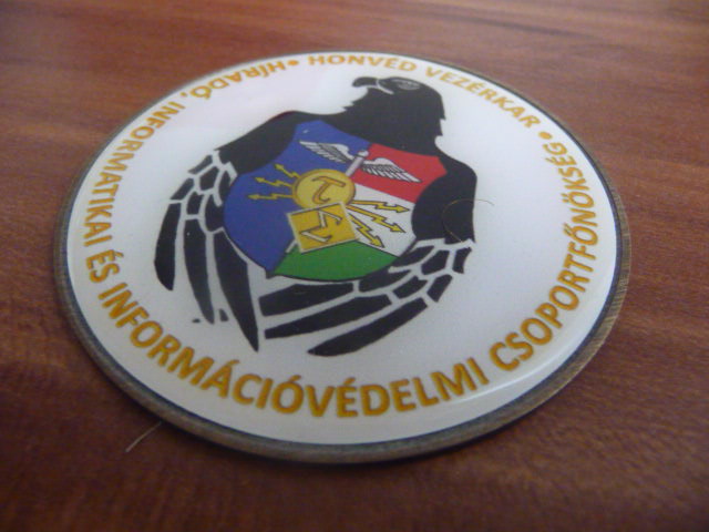Egyedi névkitűző